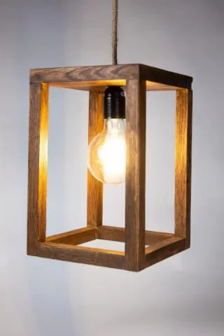 Image qui illustre: Réalisez votre lampe en bois design