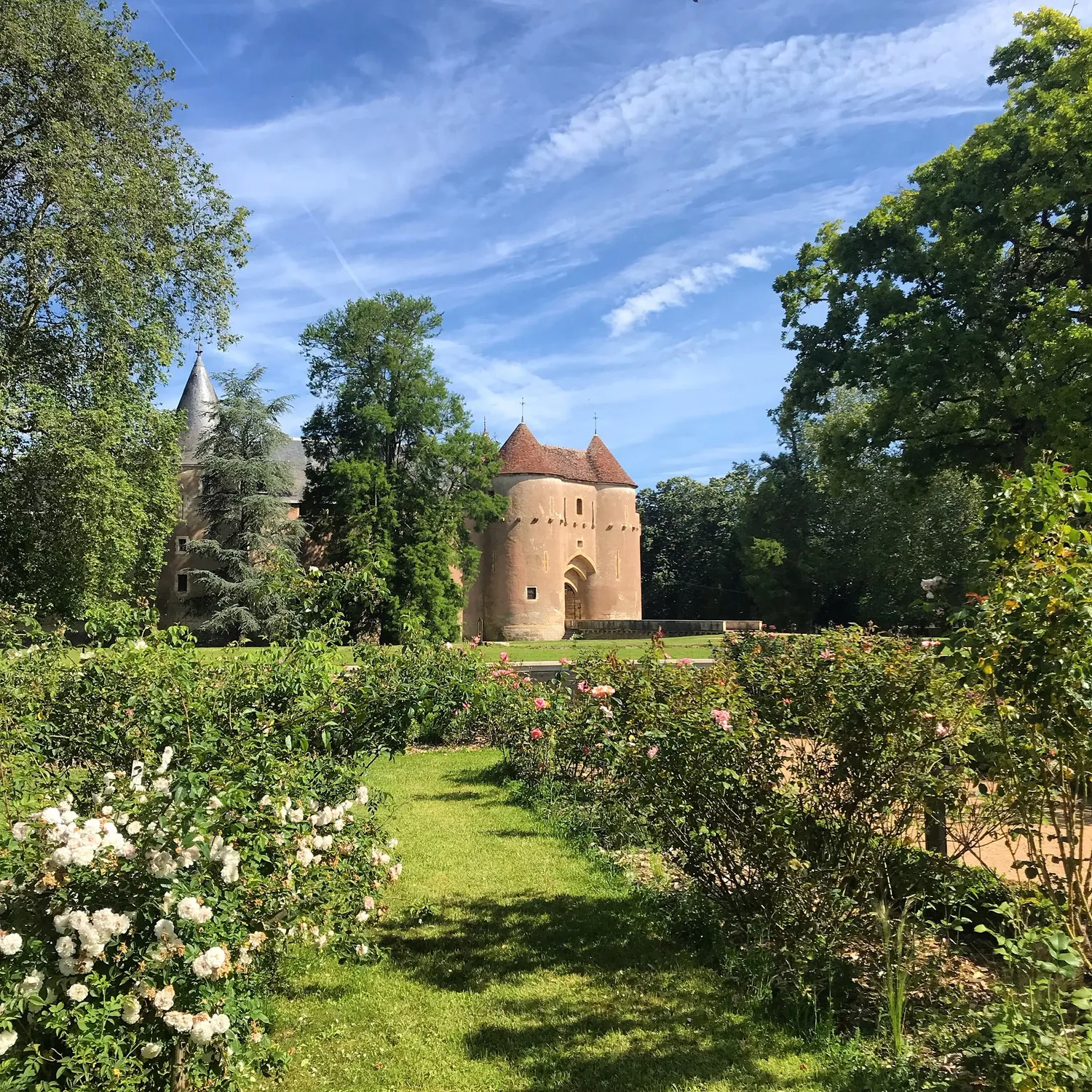 Image qui illustre: Château Et Jardins D'ainay-le-vieil à Ainay-le-Vieil - 0
