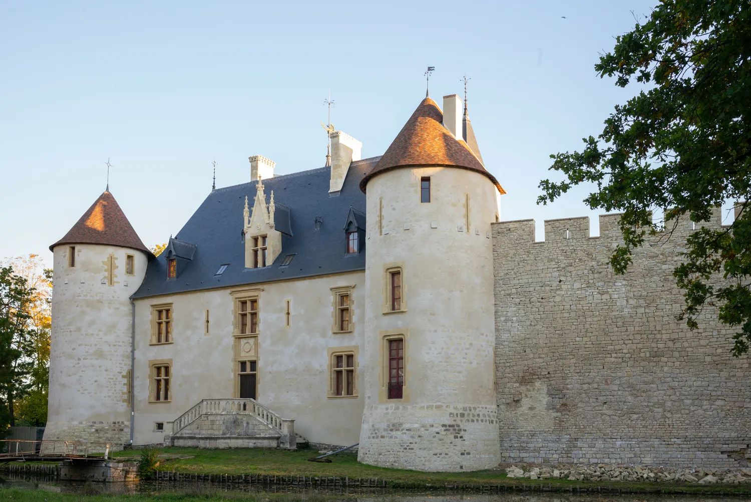 Image qui illustre: Château Et Jardins D'ainay-le-vieil à Ainay-le-Vieil - 1