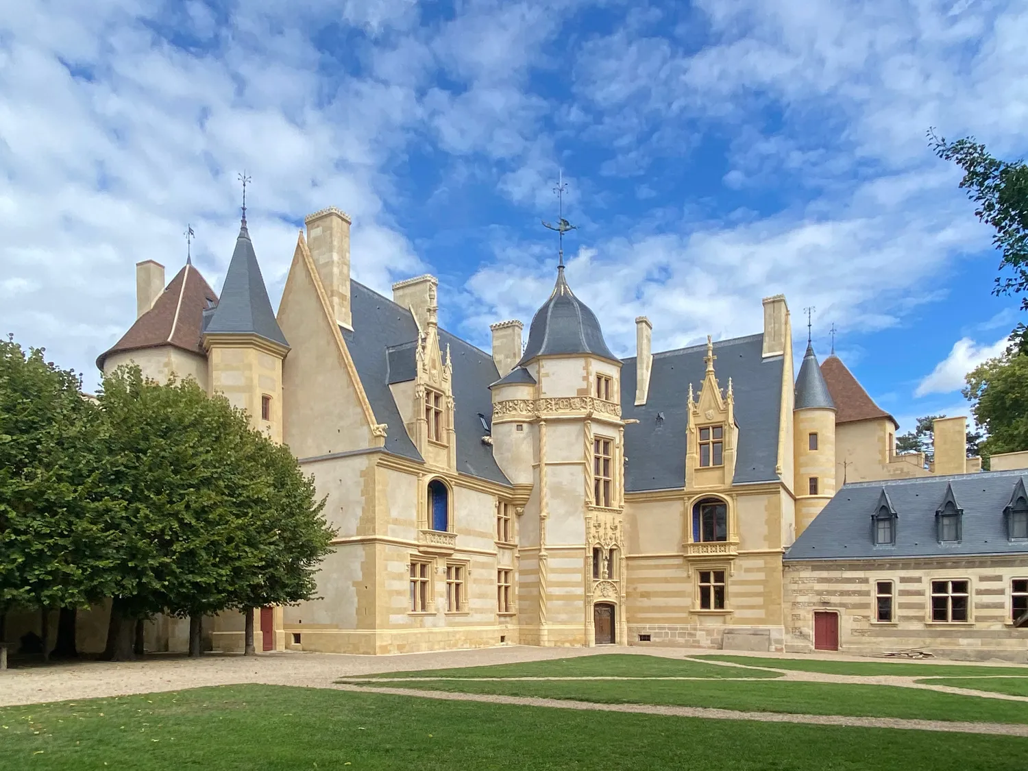 Image qui illustre: Château Et Jardins D'ainay-le-vieil à Ainay-le-Vieil - 2