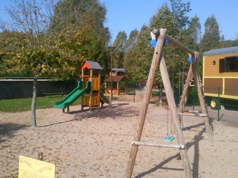 Image qui illustre: Aire De Jeux Pour Enfants à Châtillon-en-Bazois - 0
