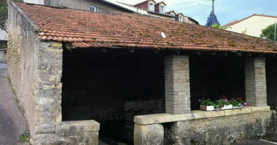 Image qui illustre: Découvrez le lavoir d'un village rural