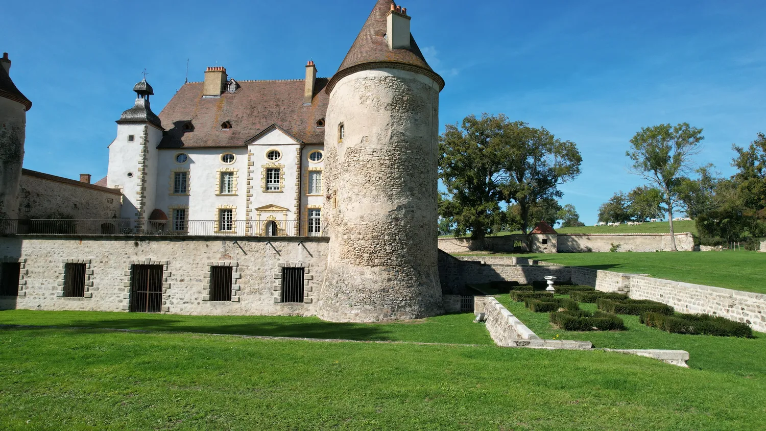 Image qui illustre: Visite Guidée au Château des Aix à Meillard - 0