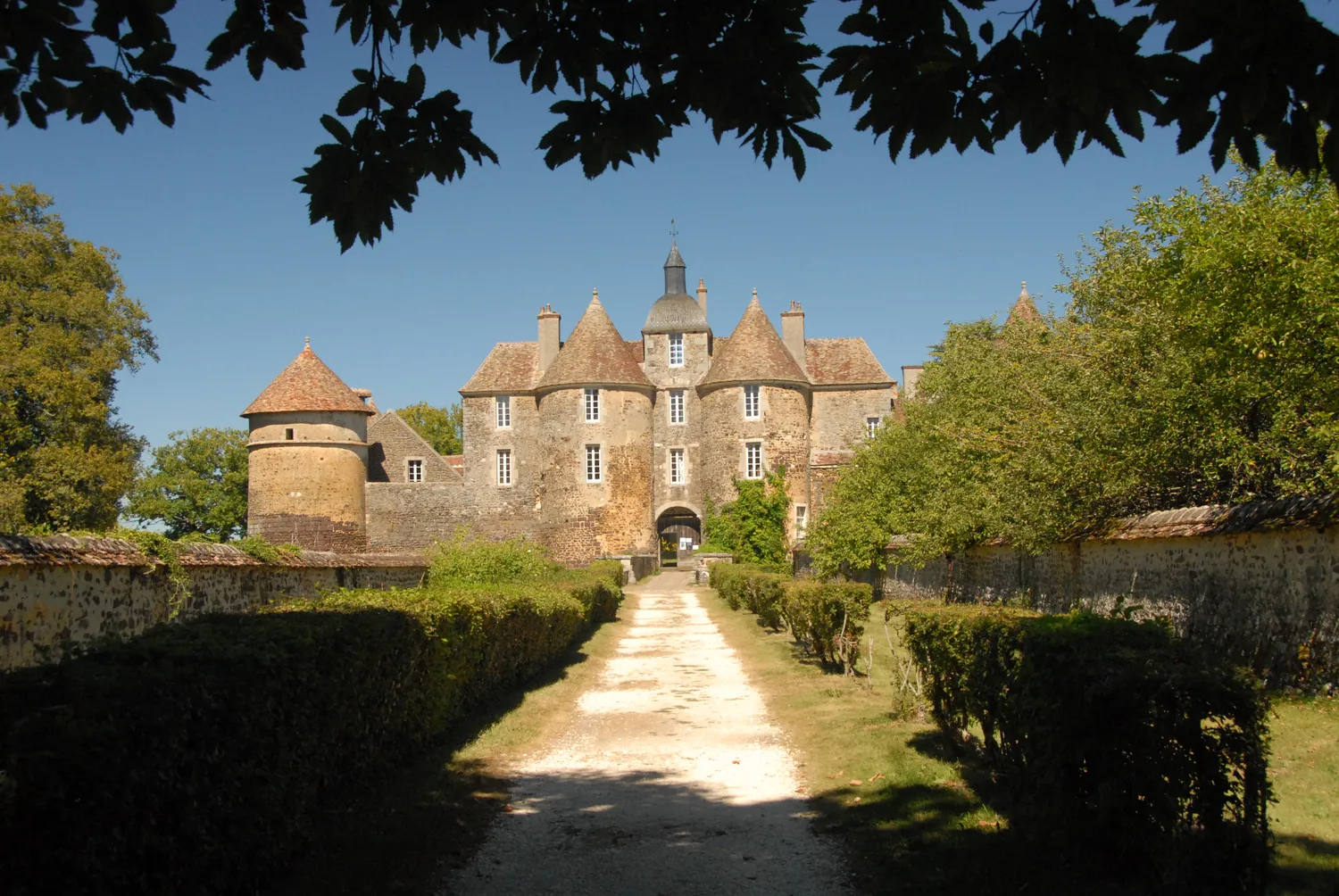 Image qui illustre: Château De Ratilly à Treigny-Perreuse-Sainte-Colombe - 0