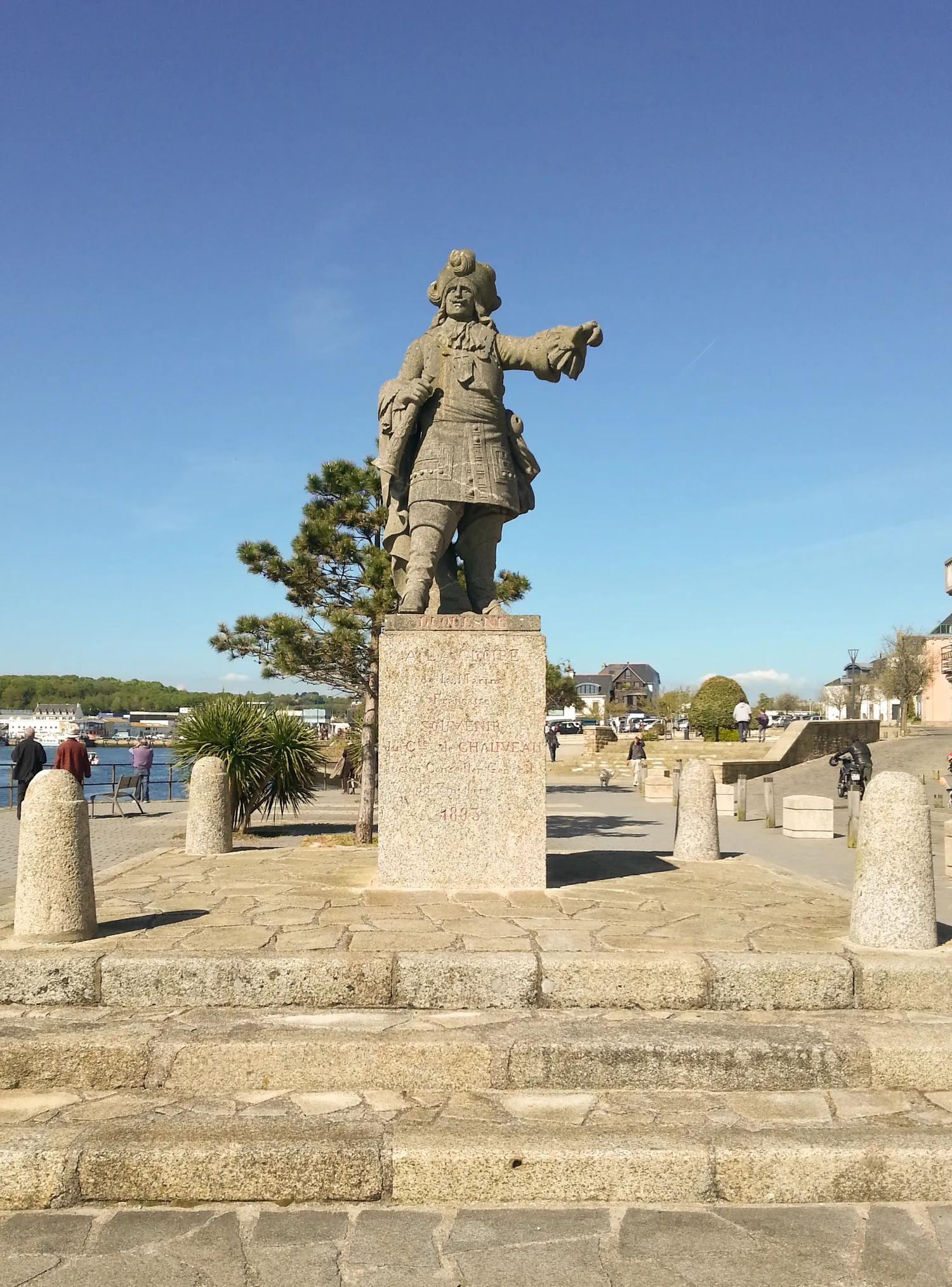 Image qui illustre: Statue d'Abraham Duquesne à Dieppe - 0