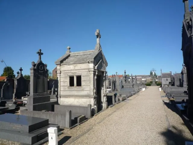 Image qui illustre: Caudry Old Communal Cemetery