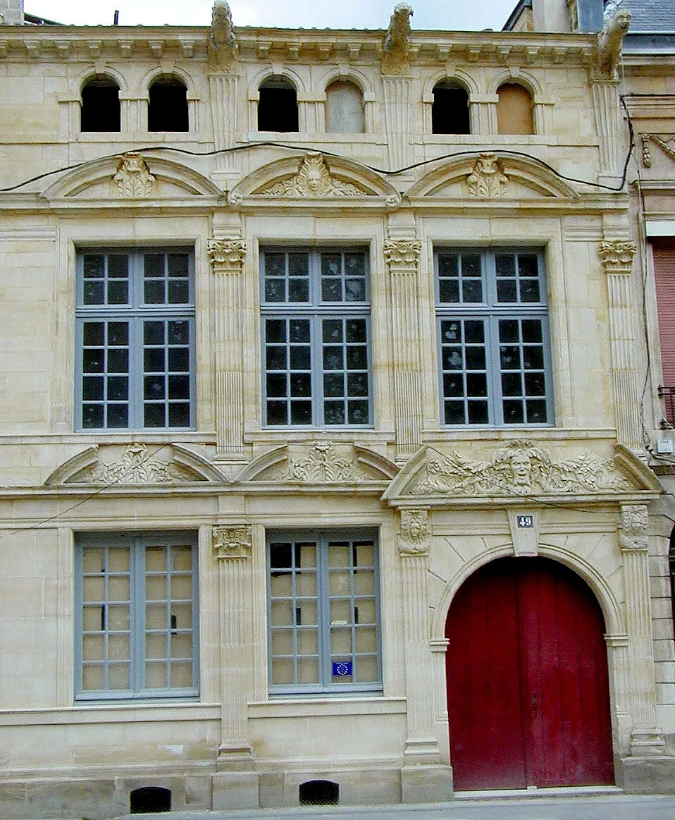 Image qui illustre: La Rue Du Bourg à Bar-le-Duc - 0