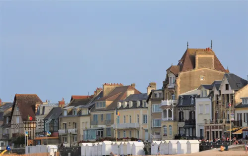 Image qui illustre: Visite guidée : Saint-Aubin à l'époque de la mode des bains de mer, villas, plaisirs et détente à Saint-Aubin-sur-Mer - 0