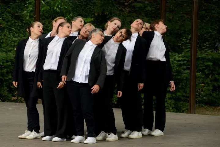 Image qui illustre: Spectacle de danse par la compagnie Hors mots : “Elles”, lors de rendez-vous aux jardins de La Ballue