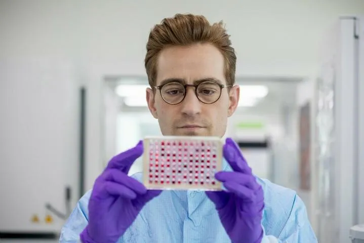 Image qui illustre: Visite guidée de la plateforme SkinTechnology du Groupe L'Oréal à Lyon