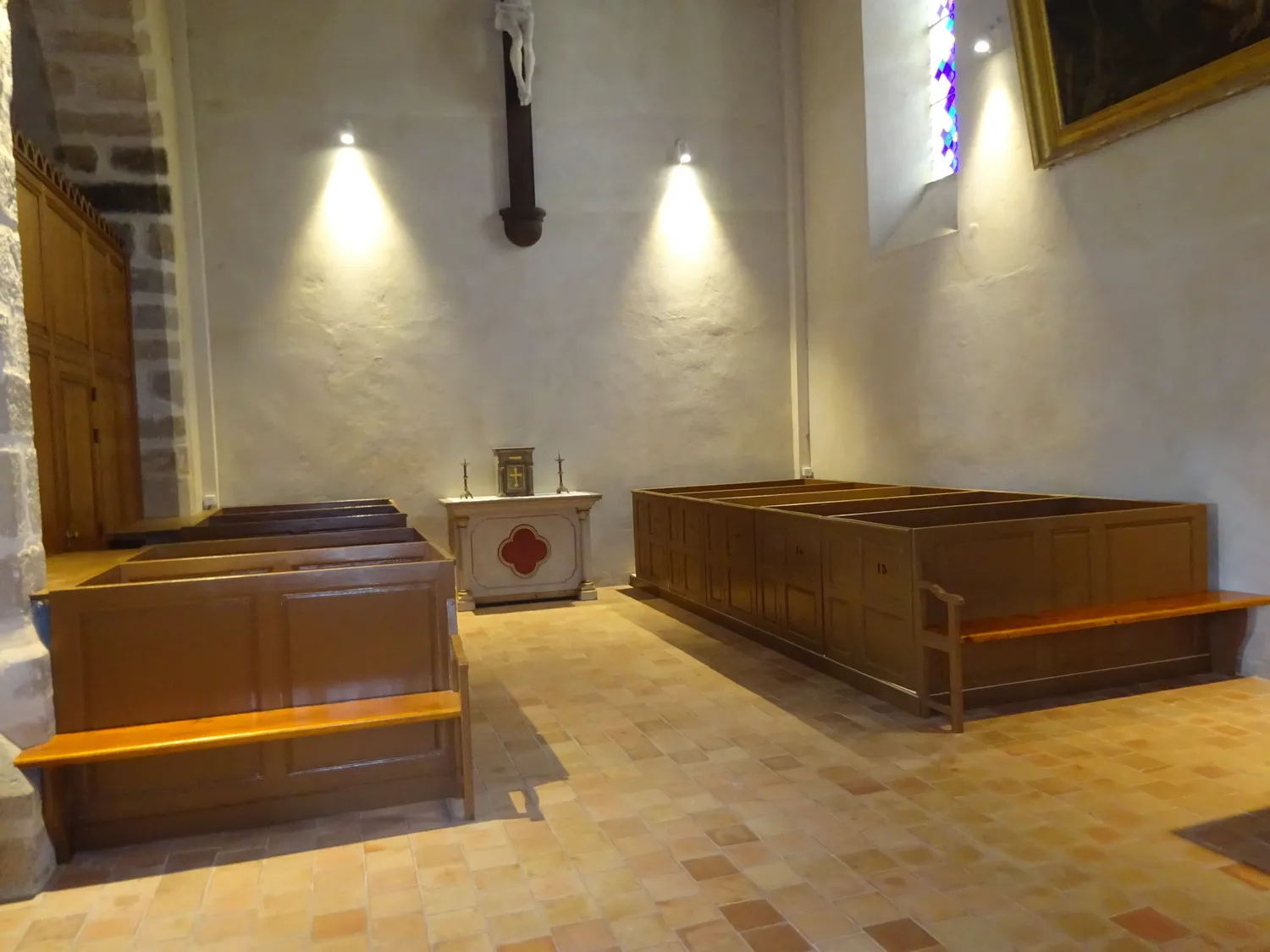 Image qui illustre: Remise en état de bancs clos et retour dans l'Église - Visites commentées à Forges-les-Bains - 0