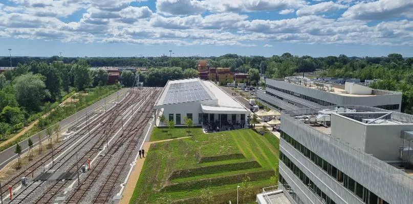 Image qui illustre: Le campus de formation SNCF Réseau : découvrez les métiers spécifiques aux infrastructures ferroviaires !