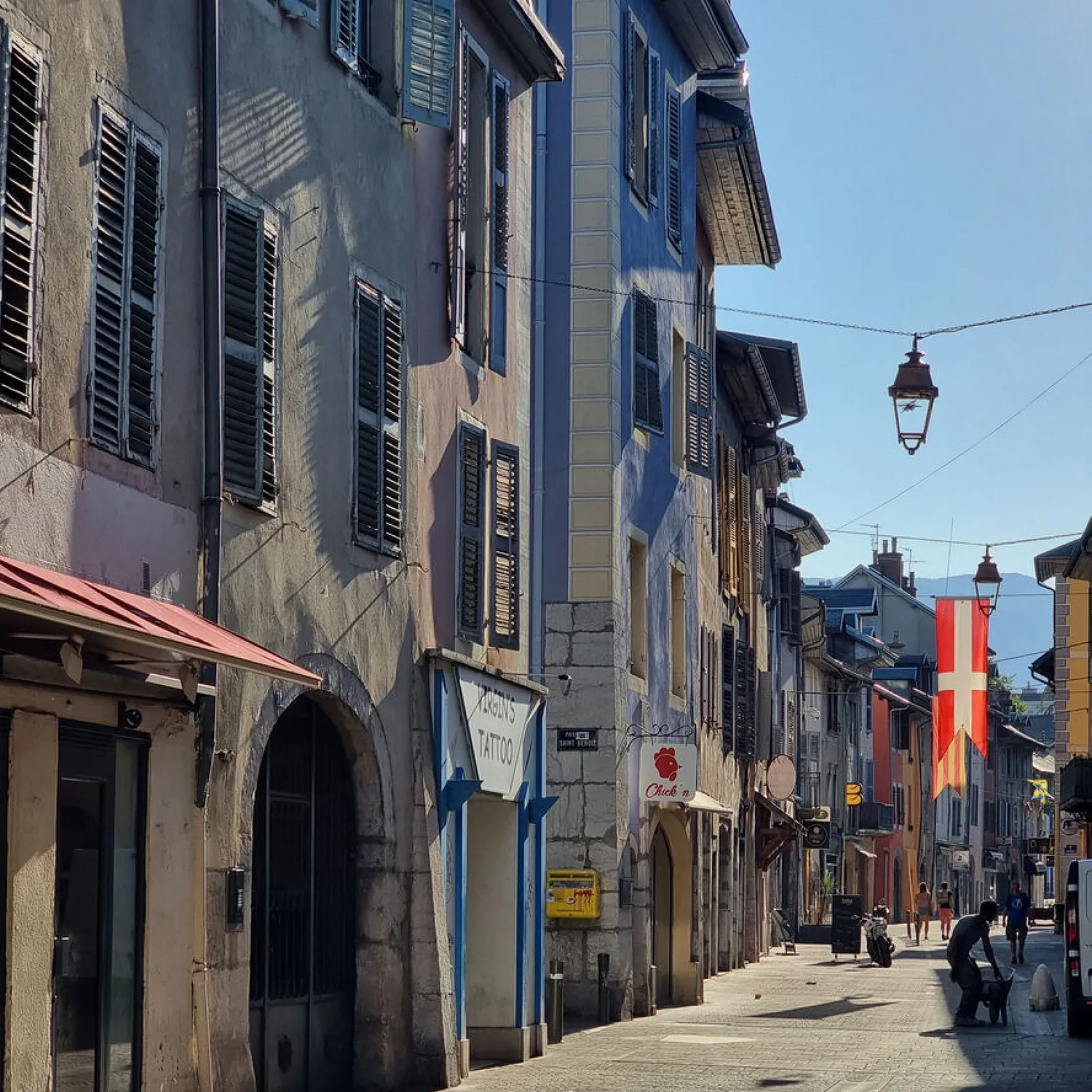 Image qui illustre: Sur la route d'Italie : le faubourg Montmélian à Chambéry - 0