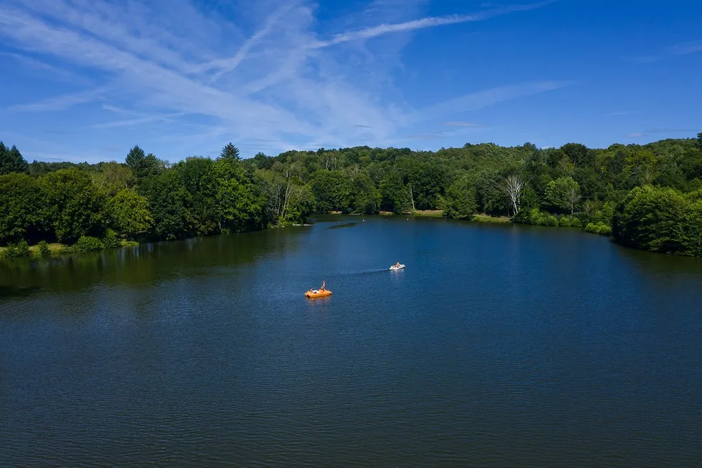 Image qui illustre: Lac De Pontcharal à Vigeois - 1