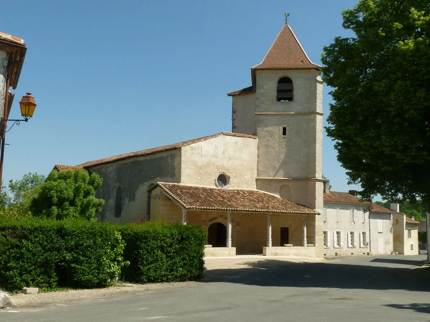 Image qui illustre: Église Saint-Pierre et Sainte-Radegonde à Bonnes - 0