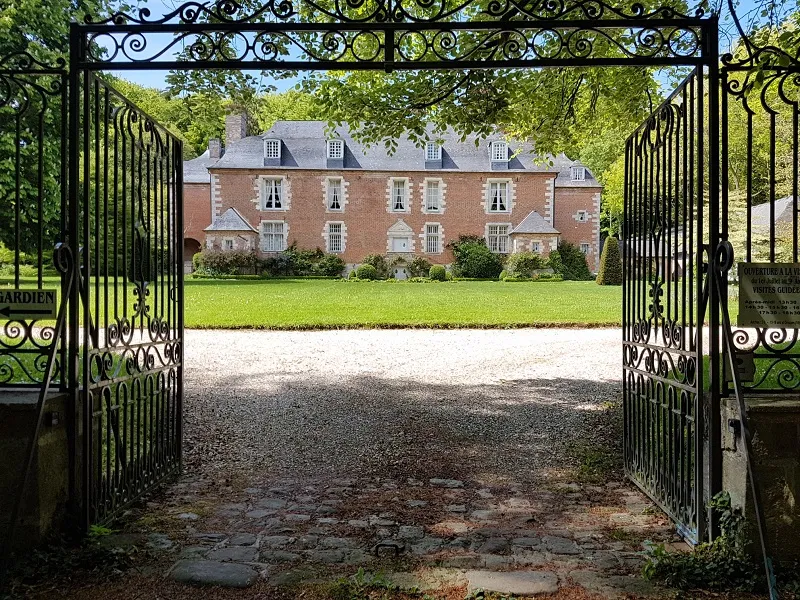 Image qui illustre: Château D'herbouville à Saint-Pierre-le-Vieux - 0