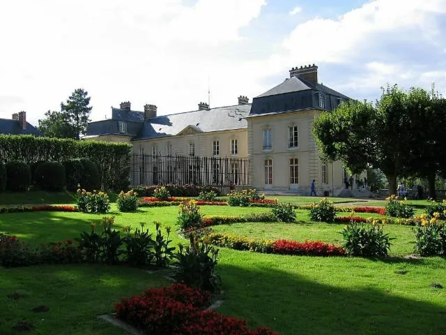 Image qui illustre: Visite libre du parc du Château de La Celle Saint-Cloud