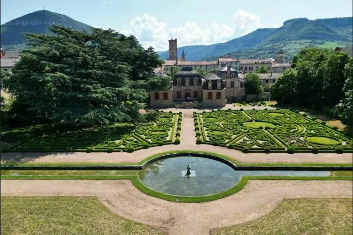 Image qui illustre: Une escapade enchantée au cœur des jardins à la française : découverte des cinq sens présents dans les jardins