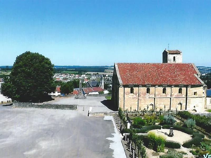 Image qui illustre: Eglise Romane à Mont-Saint-Martin - 0