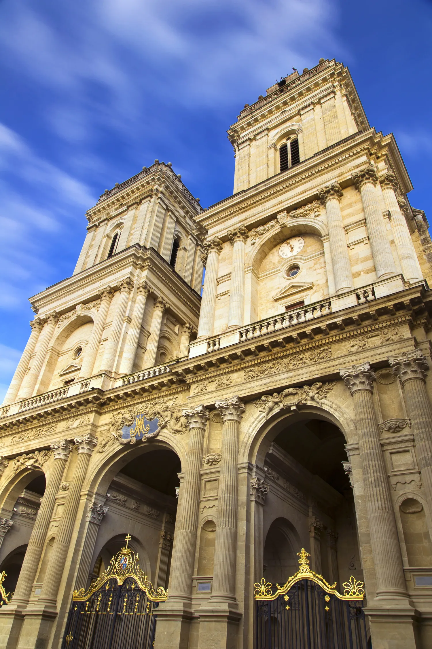 Image qui illustre: Zoom patrimonial sur la cathédrale Sainte-Marie, un joyau classé à l'UNESCO à Auch - 0