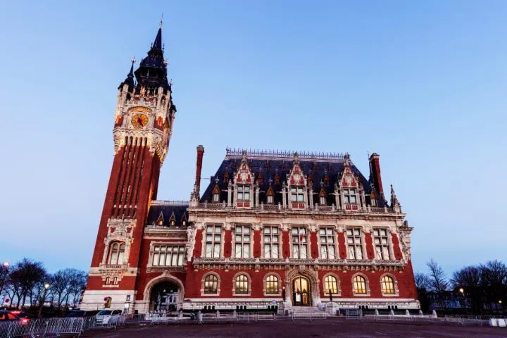 Image qui illustre: Hôtel de Ville de Calais et son beffroi