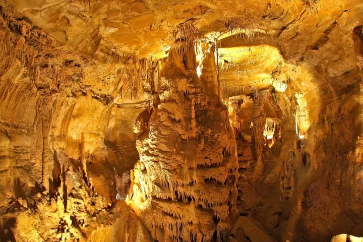 Image qui illustre: Visite des grottes