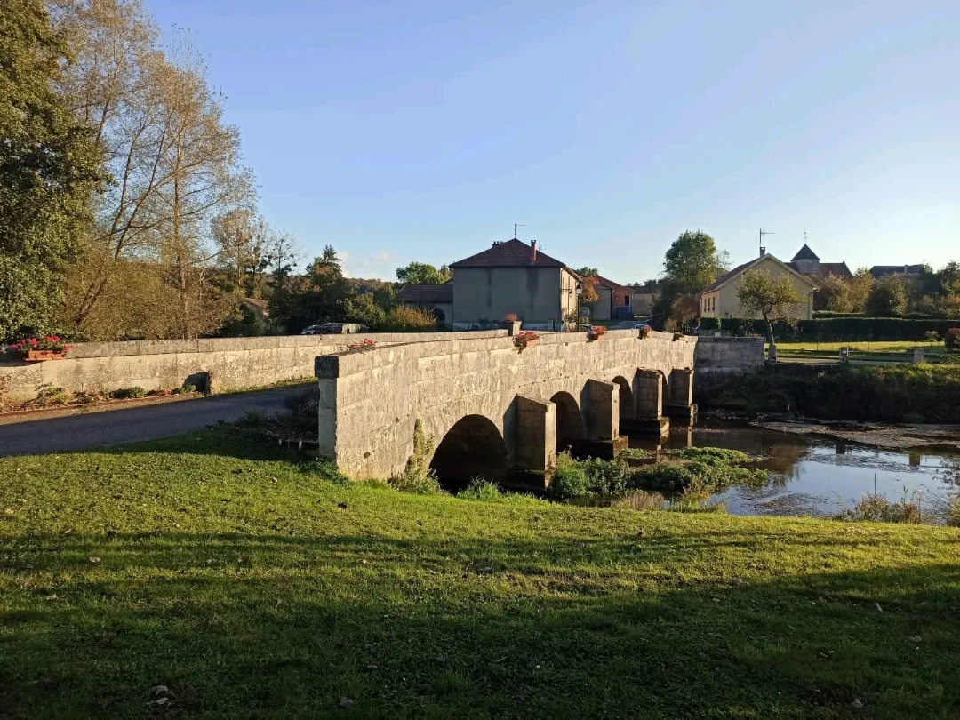 Image qui illustre: Pont de Bazincourt sur Saulx  à Bazincourt-sur-Saulx - 1