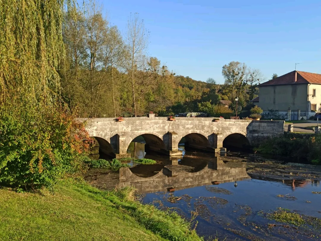 Image qui illustre: Pont de Bazincourt sur Saulx  à Bazincourt-sur-Saulx - 2