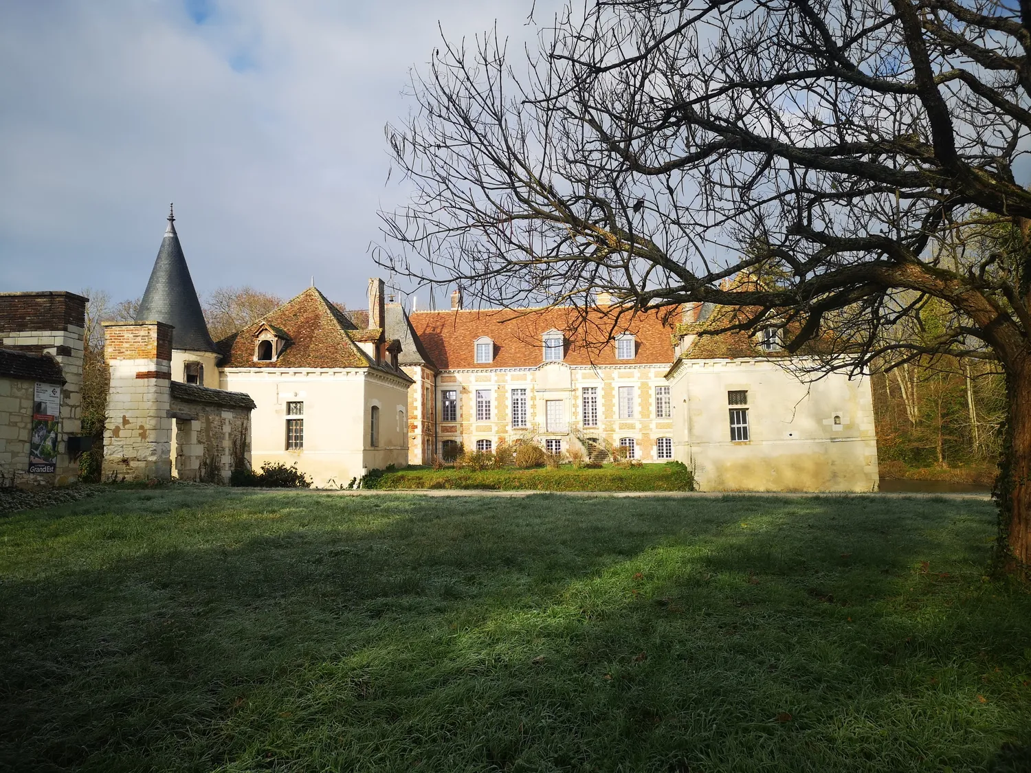Image qui illustre: Découvrez librement les magnifiques extérieurs d'un château aubois à Villemereuil - 0