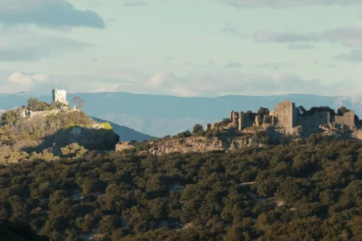 Image qui illustre: Randonnée entre le Castellas de Bouquet et le Castrum d’Allegre et visite des 2 châteaux