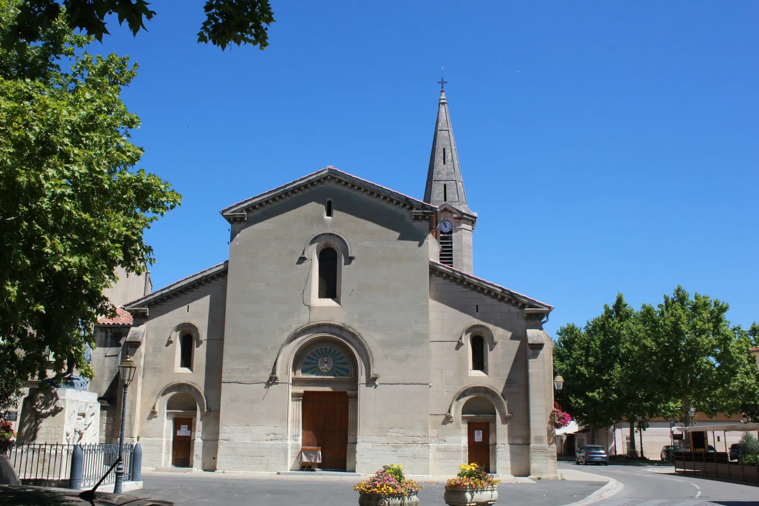 Image qui illustre: Eglise Saint-pierre à Rognonas - 1