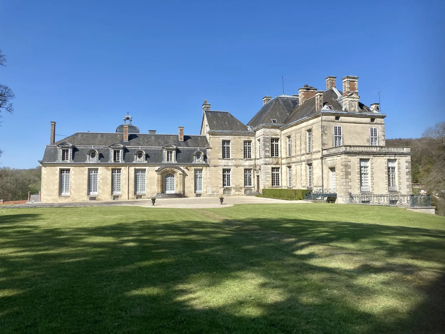 Image qui illustre: Visitez un château du XVIIIe siècle habité par Voltaire à Cirey-sur-Blaise - 0