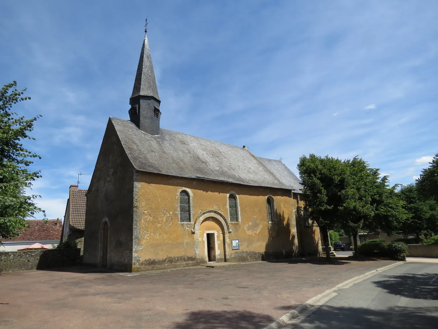 Image qui illustre: Église De Longnes à Loué - 0