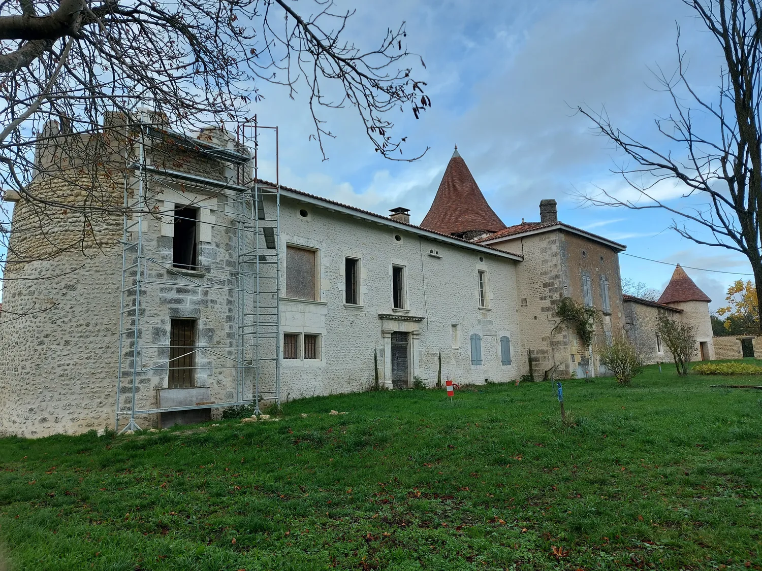 Image qui illustre: Visite guidée du château de Lussaud à Champagne-Vigny - 0