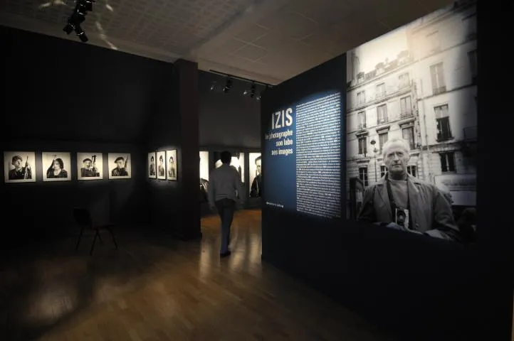 Image qui illustre: Espace Izis Au Musée De La Minéralogie Et De La Pétrographie