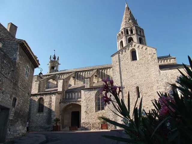 Image qui illustre: L'église avec le sarcophage de Saint Andéol