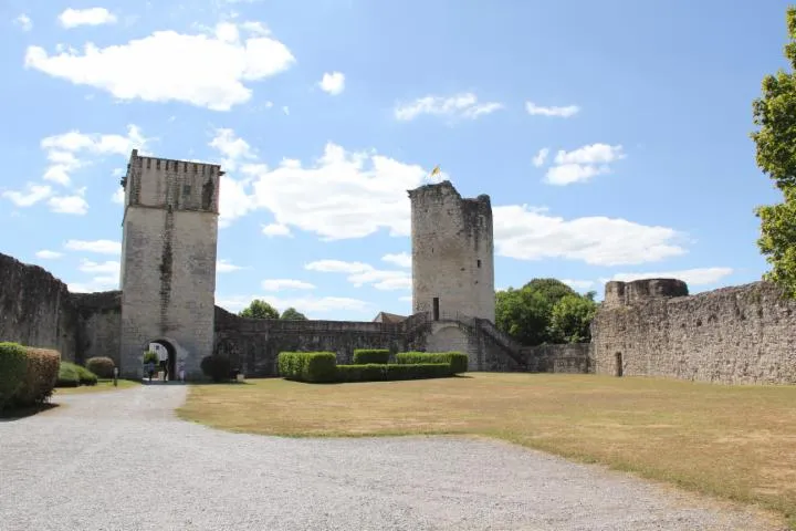 Image qui illustre: Promenade patrimoniale et géologique autour de la bastide :  quand la roche devient monument