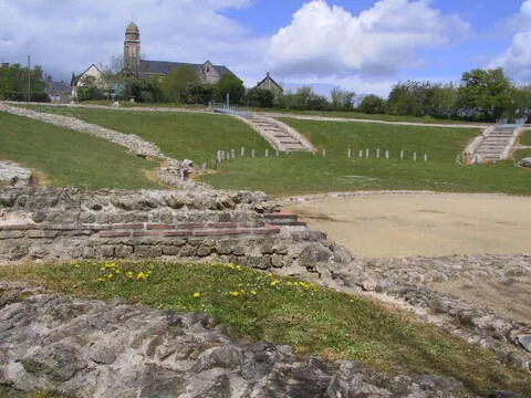 Image qui illustre: Le théâtre antique à Jublains - 0