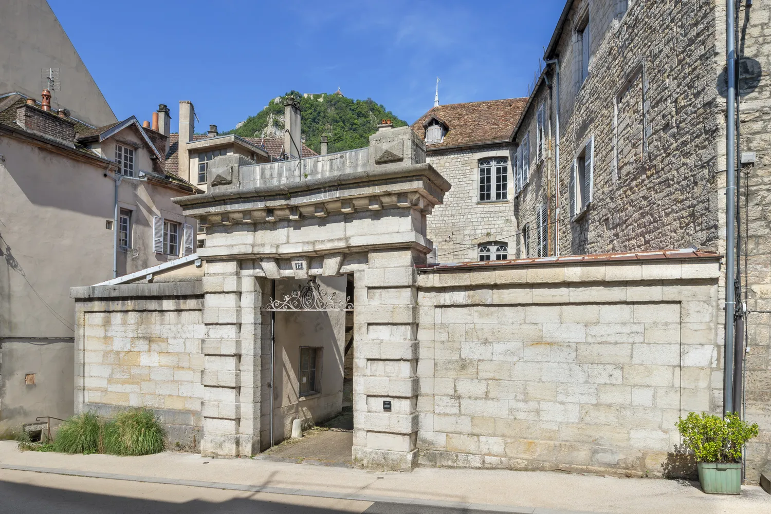 Image qui illustre: Visite guidée  Le patrimoine du Bourg-Dessous de Salins-les-Bains à Salins-les-Bains - 0