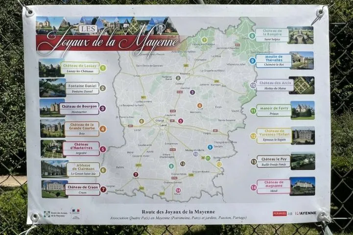 Image qui illustre: Les joyaux de la Mayenne s'affichent: exposition de photographies (sur bâche) de seize sites historiques formant la route des joyaux de la Mayenne