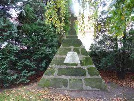 Image qui illustre: Tombe Pyramide à Freyming-Merlebach - 0