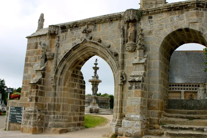 Image qui illustre: Église, salle du trésor, enclos paroissial, arc de triomphe et oratoire à Saint-Jean-du-Doigt - 0
