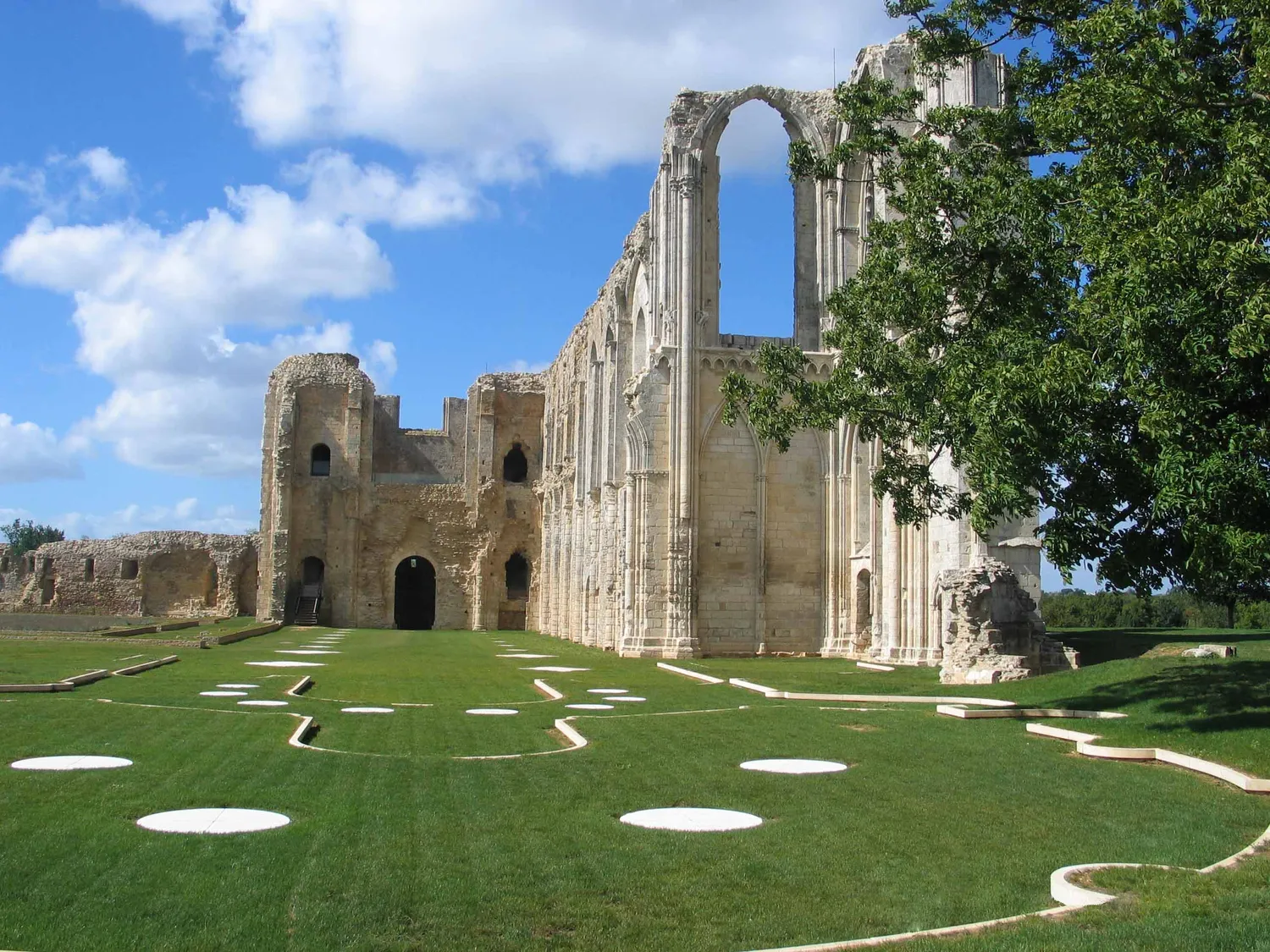 Image qui illustre: Abbaye Saint-Pierre de Maillezais à Maillezais - 0