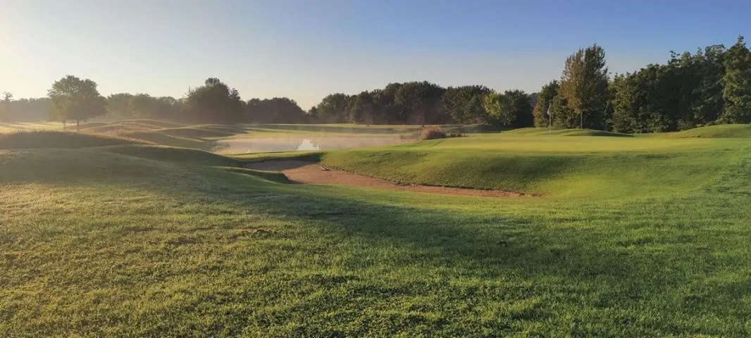 Image qui illustre: Golf De Bourges