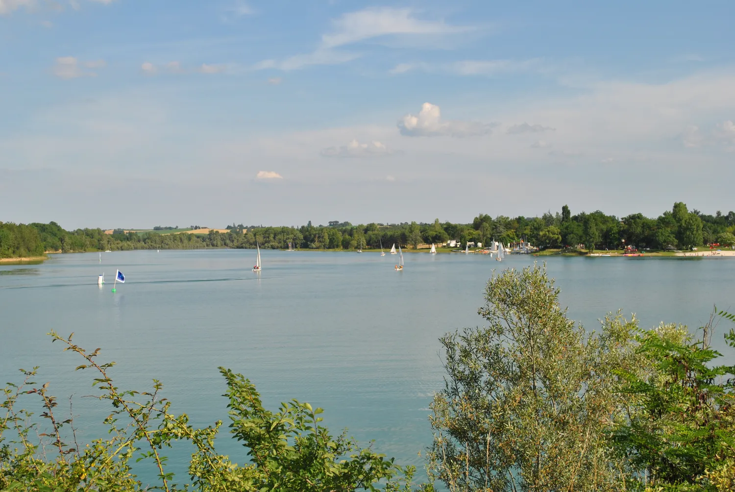 Image qui illustre: Lac De Saint-cricq à Thoux - 0