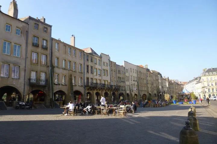 Image qui illustre: Place Saint-Louis