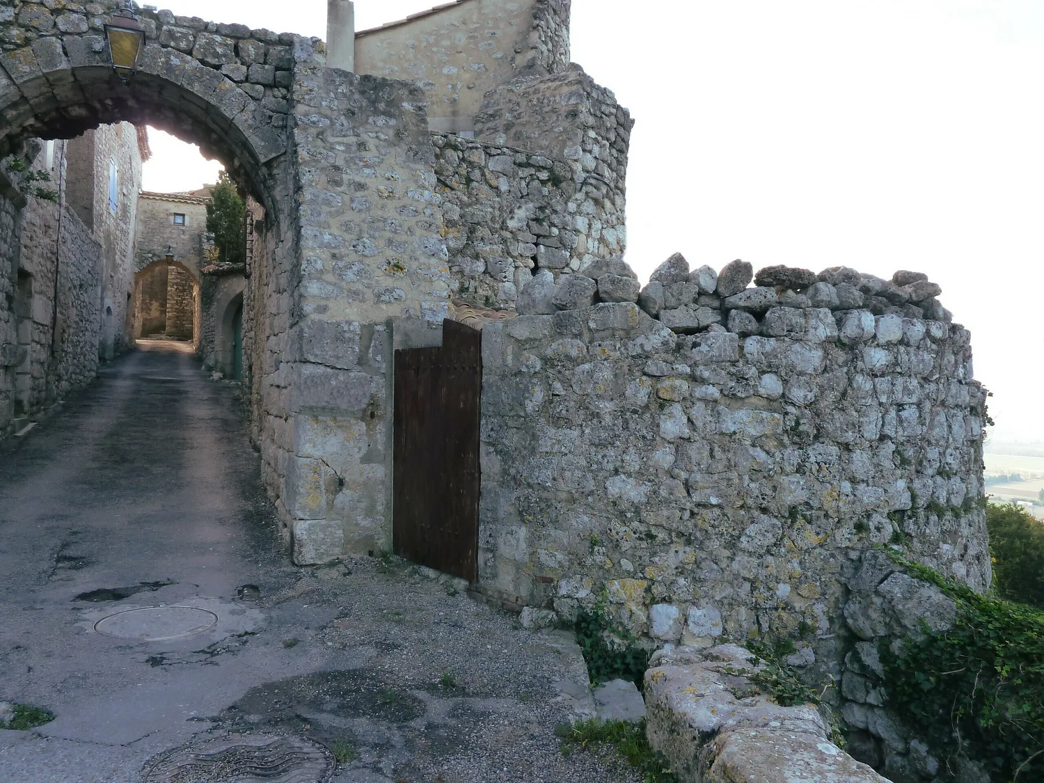 Image qui illustre: Château médiéval, bourg castral et fortifications de La Garde-Adhémar à La Garde-Adhémar - 0