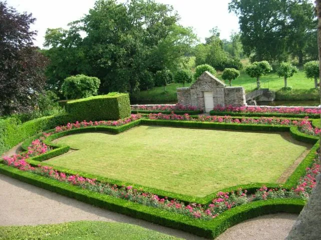 Image qui illustre: Visite du parc et jardins du château de Bienassis