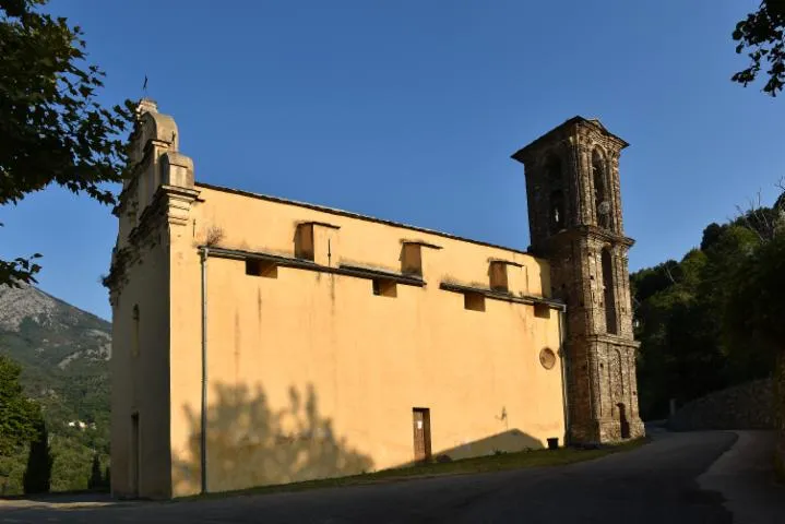 Image qui illustre: Église paroissiale Saint Michel et son presbytère