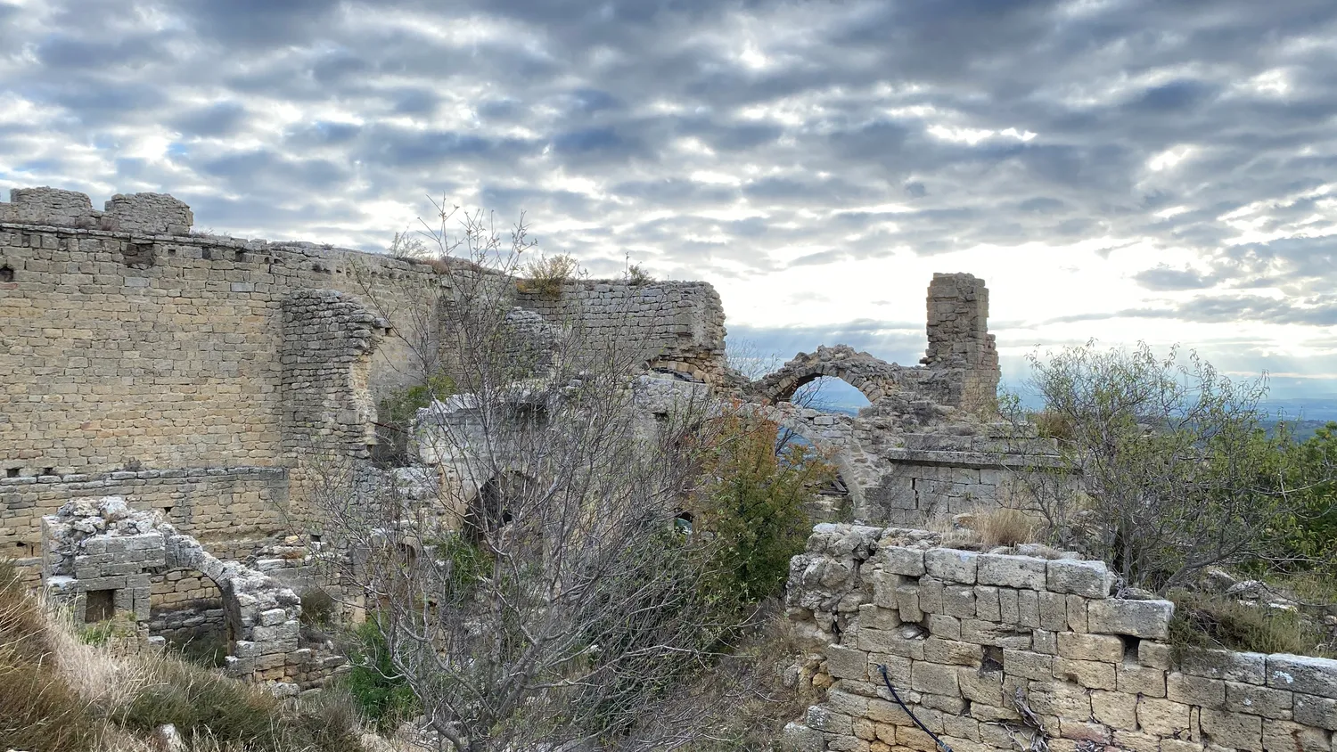 Image qui illustre: Ruines Du Château Seigneurial De Vernègues à Vernègues - 1